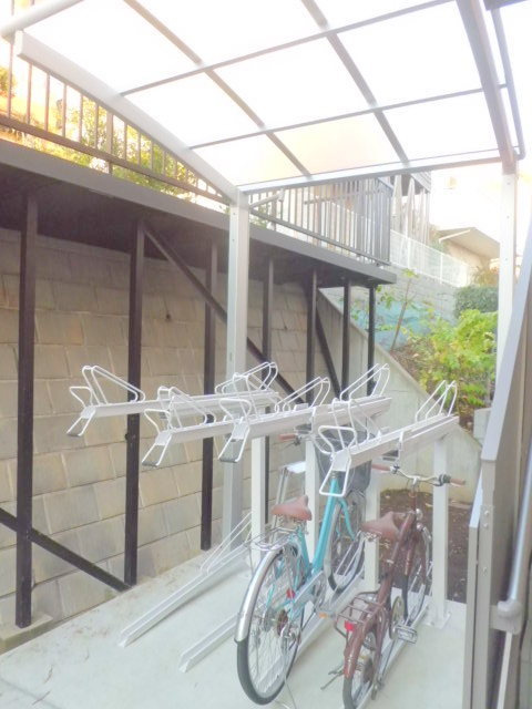 メゾン　カサのその他共用部分|敷地内自転車置場(屋根付・ラック付）