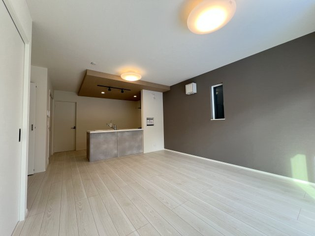 福生市熊川　新築戸建全2棟の居間・リビング|15.5帖のLDK｡アクセントクロスがおしゃれを演出！