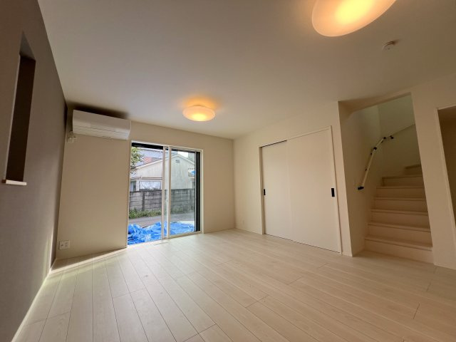 福生市熊川　新築戸建全2棟の居間・リビング|自然と会話が生まれる、リビング階段のあるLDK。