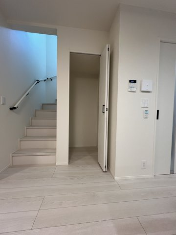 福生市熊川　新築戸建全2棟の玄関|リビングに便利な収納スペースを確保♪日用品や掃除用品などをまとめて収納でき、生活感を抑えたすっきりとしたLDKを保てます