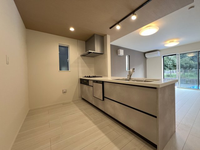 福生市熊川　新築戸建全2棟のキッチン|収納力のあるシステムキッチン！生活感を感じさせないおしゃれな生活を