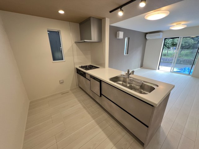 福生市熊川　新築戸建全2棟のキッチン|人造大理石トップのシステムキッチン