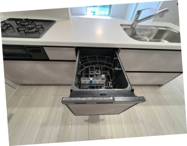 福生市熊川　新築戸建全2棟のキッチン|多くの食器が洗えて節水効果もある、ビルトインタイプの食器洗い乾燥機付き！