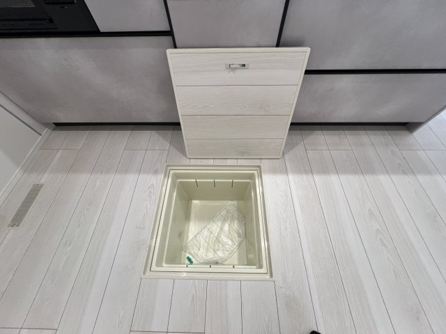 福生市熊川　新築戸建全2棟のキッチン|備蓄品や日用品のストックにも便利な床下収納♪