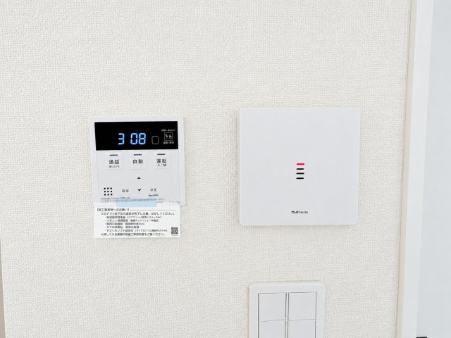 福生市熊川　新築戸建全2棟のその他|【給湯器リモコン】キッチンと浴室の両方から操作できる給湯器リモコンを採用。お湯張りや追い焚きも簡単に行えます。