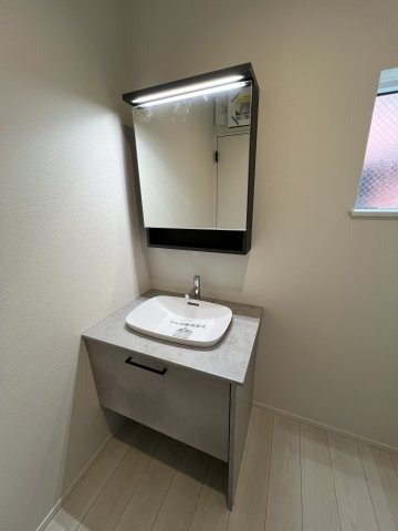 福生市熊川　新築戸建全2棟の独立洗面台|スタイリッシュなデザインが目を引く洗面化粧台♪ミラーまわりには収納スペースもあり、洗面用品をすっきり整理できます