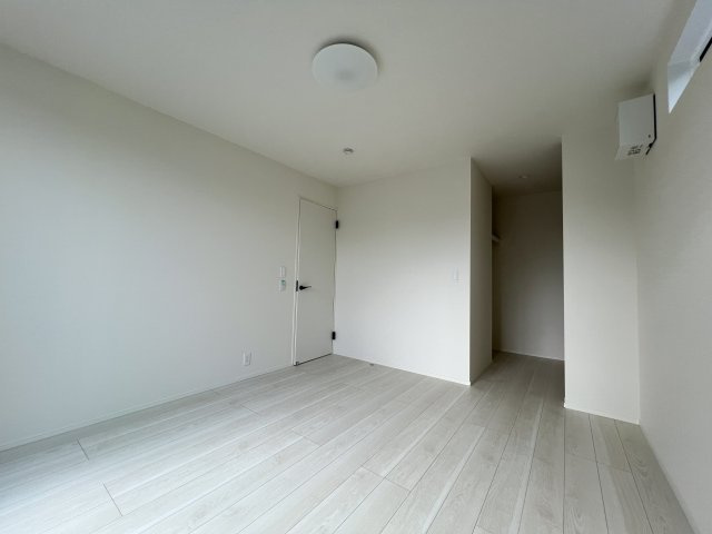 福生市熊川　新築戸建全2棟の洋室|【洋室1】収納にゆとりが持てるウォークインクローゼット付き