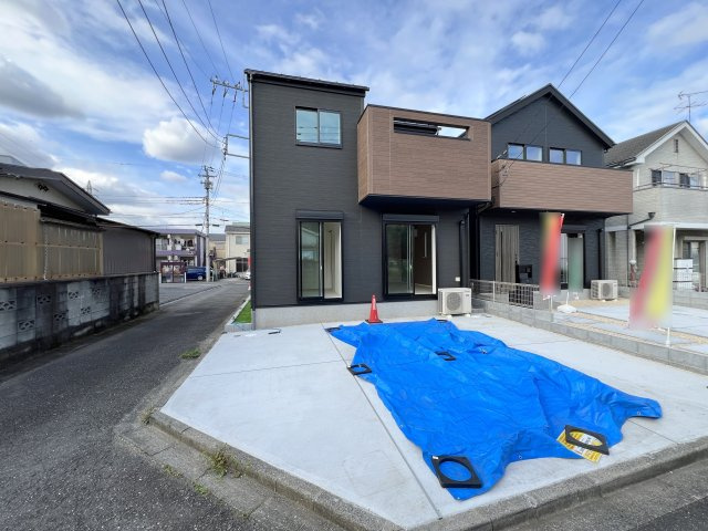 福生市熊川　新築戸建全2棟の外観|開放感のあるカースペースで、お車の出し入れもスムーズ♪