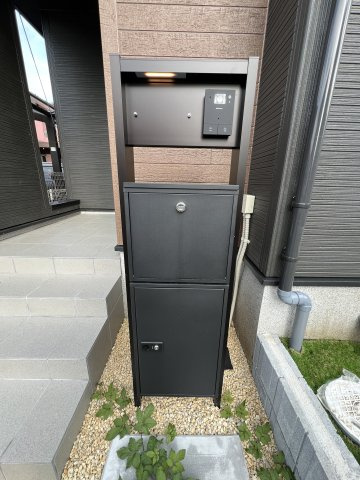 福生市熊川　新築戸建全2棟の玄関|宅配ボックス付きで不在時の荷物の受け取りも安心♪毎日の暮らしを便利にサポートします