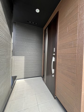 福生市熊川　新築戸建全2棟の玄関|外からの視線が届きにくい、落ち着きのある玄関アプローチ♪屋根付きで天候を気にせず出入りしやすい設計です。