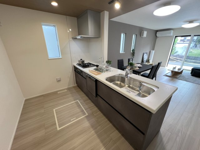福生市熊川　新築戸建全2棟のキッチン|人造大理石トップのシステムキッチン