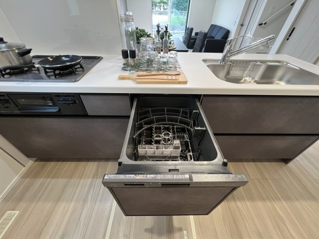 福生市熊川　新築戸建全2棟のキッチン|多くの食器が洗えて節水効果もある、ビルトインタイプの食器洗い乾燥機付き！