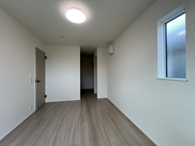 福生市熊川　新築戸建全2棟の洋室|【洋室1】収納にゆとりが持てるウォークインクローゼット付き