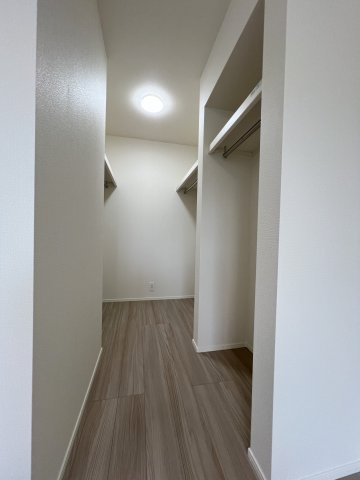 福生市熊川　新築戸建全2棟のその他|【洋室1】主寝室には奥行きのあるゆったりとしたWIC付♪衣類を掛けたまま収納でき、毎日の洋服選びや整理整頓もスムーズです