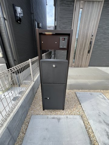 福生市熊川　新築戸建全2棟の玄関|宅配ボックス付きで不在時の荷物の受け取りも安心♪毎日の暮らしを便利にサポートします