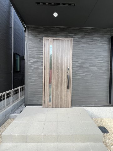 福生市熊川　新築戸建全2棟の玄関|木目調の玄関ドアがおしゃれなエントランス♪屋根付きポーチで雨の日も快適です