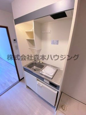 【キッチン】 | 　メリックビル | ※同タイプ別室の写真となります。
　設備内容や内装色調など相違がある場合は実際のお部屋の現状優先となります。