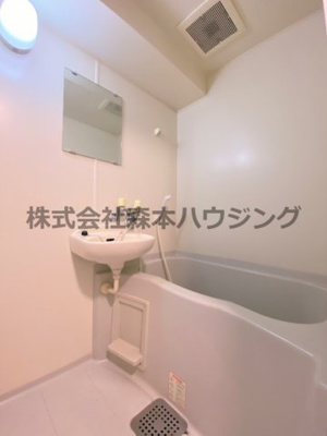 【浴室】 | 　メリックビル | ※同タイプ別室の写真となります。
　設備内容や内装色調など相違がある場合は実際のお部屋の現状優先となります。