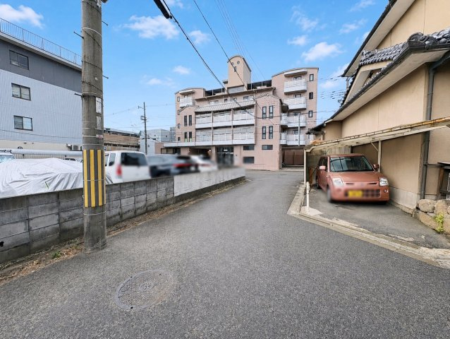 吉祥院東砂ノ町　3階建てプラン|東側はガレージの為、隣地との圧迫感が軽減され開放感が感じられます！また、おうちの裏側も高さのある建物が無く風通し良好♪（R8.6撮影）
