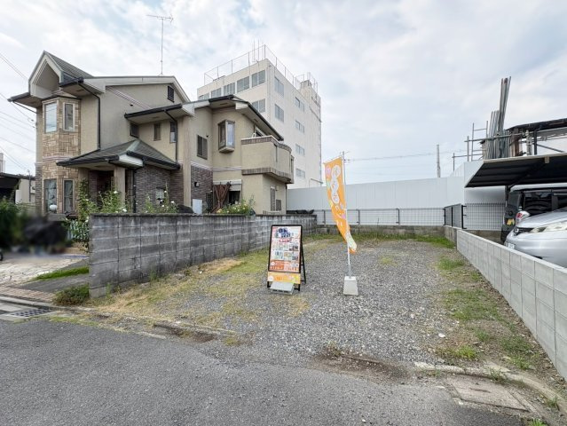 吉祥院東砂ノ町　3階建てプラン|東側はガレージの為、隣地との圧迫感が軽減され開放感が感じられます！また、おうちの裏側も高さのある建物が無く風通し良好♪（R8.8撮影）