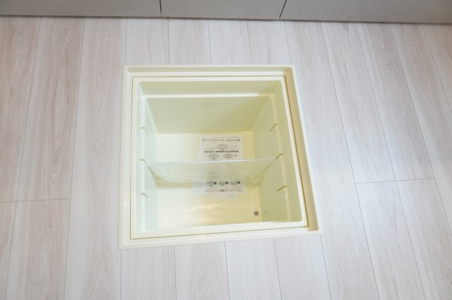 越谷市赤山町3丁目 新築分譲住宅のキッチン|床下収納