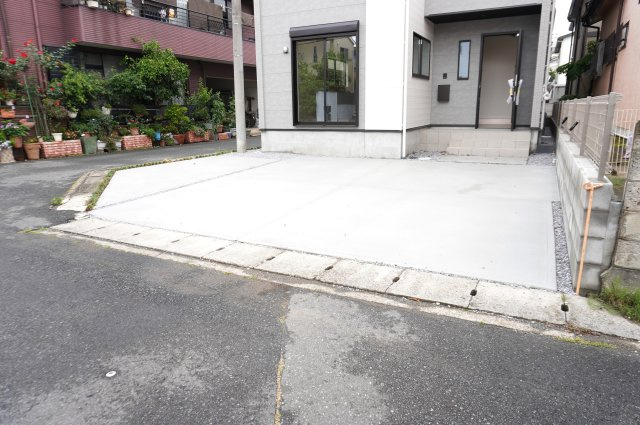 越谷市赤山町3丁目 新築分譲住宅の駐車場