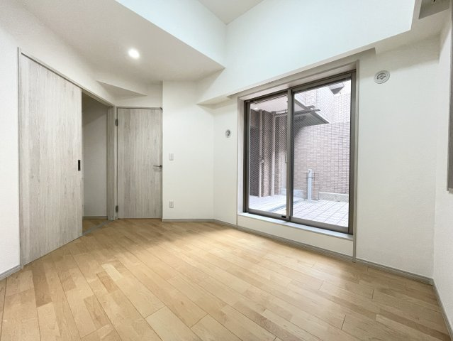 コスモシティ梅小路公園の洋室|洋室5.6帖
南向きテラスからやさしい光が入る、心地よいお部屋です。