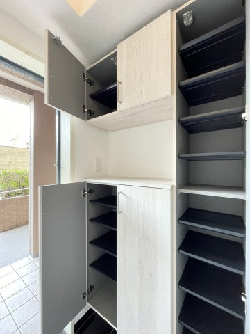 コスモシティ梅小路公園の玄関|身だしなみチェックもできる、鏡付き大容量シューズBOX
