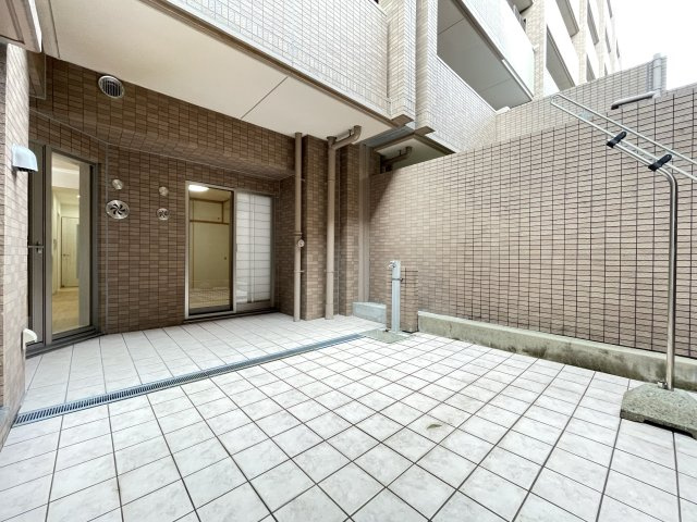 コスモシティ梅小路公園のバルコニー|南向きテラス
ガーデニングや掃除に便利な、水栓付きです。お子さまのプール遊びにも便利。