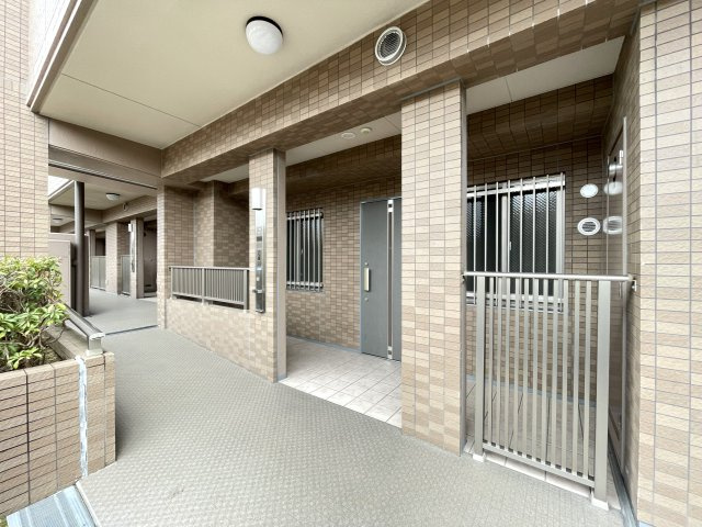 コスモシティ梅小路公園の玄関|プライベート感のあるアルコーブ