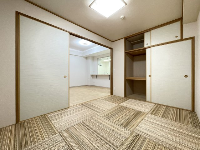 コスモシティ梅小路公園の洋室|和室6帖
落ち着きある配色でモダンな印象の和室です。