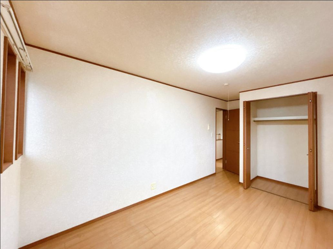 【寝室】 | 牛久市さくら台3丁目　中古戸建 | 大きなベッドを置いても余裕の広さの主寝室♪
