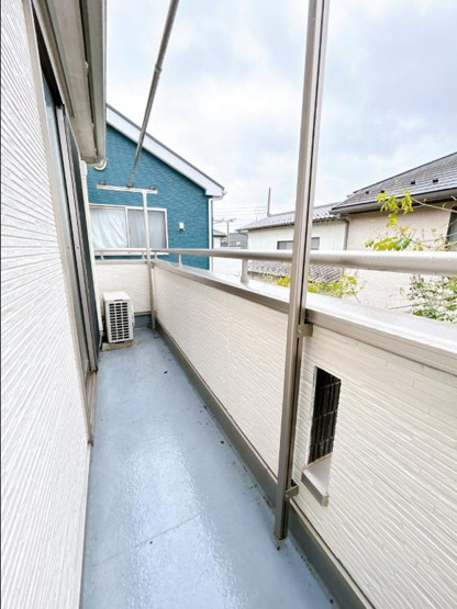 【バルコニー】 | 牛久市さくら台3丁目　中古戸建 | 広々としたバルコニー。お洗濯物もぜーんぶ干せちゃいます！！