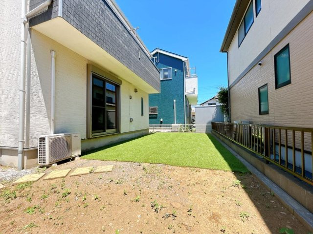 【庭】 | 牛久市さくら台3丁目　中古戸建 | 日当たりの良い広い庭。友人や親せきが集まってＢＢＱをしたり、ペットと遊んだり。
一戸建てならではの楽しさが広がります(*^-^*)