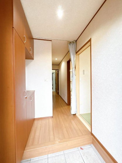 【玄関】 | 牛久市さくら台3丁目　中古戸建 | 使い勝手の良い大きなシューズボックス☆乱雑になりがちな玄関をスッキリ見せてくれます！
