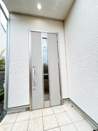 【玄関】 | 牛久市さくら台3丁目　中古戸建 | 雨の日も安心の屋根付き玄関ポーチ♪