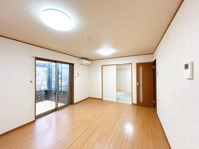 【居間・リビング】 | 牛久市さくら台3丁目　中古戸建 | 15帖の広～いリビングは、ゆったりとした家族だんらんの時間を過ごせます！