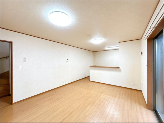 【居間・リビング】 | 牛久市さくら台3丁目　中古戸建 | お子様が元気に遊べる広々としたリビングです！