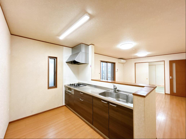 【キッチン】 | 牛久市さくら台3丁目　中古戸建 | 料理をしながらでも、ご家族との会話を楽しめる対面式キッチン♪