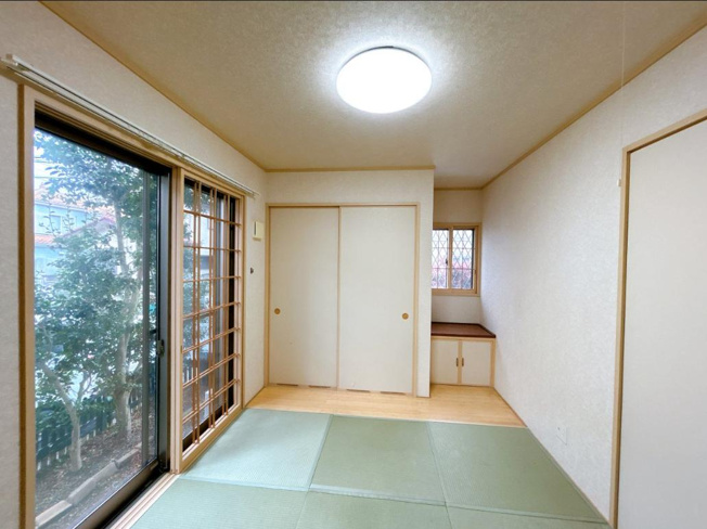 【和室】 | 牛久市さくら台3丁目　中古戸建 | リビングと隣り合わせにある和室は合わせて20帖！扉を閉めれば、来客用の部屋として使えます♪
