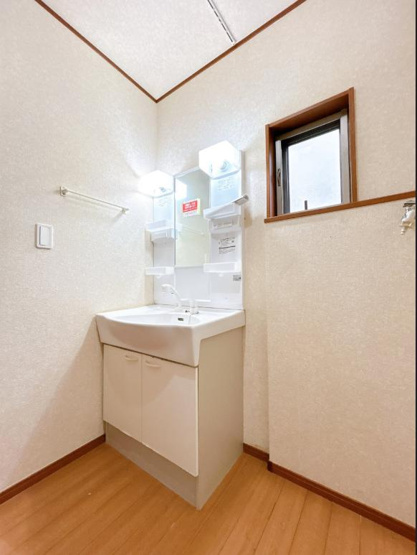 【独立洗面台】 | 牛久市さくら台3丁目　中古戸建 | 三面鏡の大きな鏡は憧れます(^^♪
鏡の後ろは収納となっていて、細かいものでも収納できるのでスッキリと整理できます！