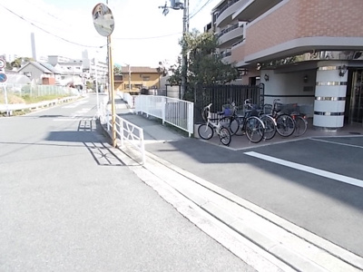 【周辺】 | コンフォール緑地公園 | 前面道路