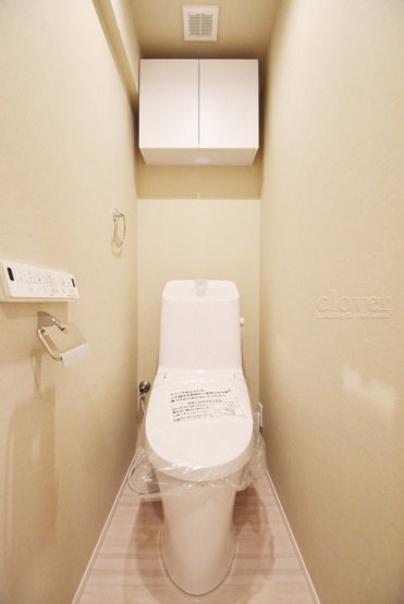 【トイレ】 | メゾンドールニュー明石 | トイレはもともと個人の領域である自宅の中でも、最もプライベートな空間です。だからこそ、ほしい「落ち着き」がここにあります。～即日のご見学可能～　お問合せはお気軽にどうぞ。
