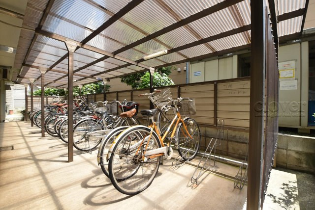 【駐輪場】 | メゾンドールニュー明石 | 自転車置き場。マンションの共用部にあたります。空きの有無や駐輪料金、各戸の台数制限などについては、改めてお問い合わせください。～即日のご見学可能～　お問合せはお気軽にどうぞ。
