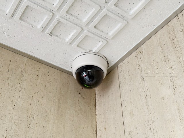 【防犯設備】 | メゾンドールニュー明石 | 建物や敷地の隅々に目を光らせる防犯カメラが設置されています。現地を見学される際には、カメラの存在やその台数にも意識を払ってみてください。～即日のご見学可能～　お問合せはお気軽にどうぞ。
