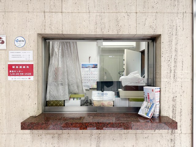 【受付】 | メゾンドールニュー明石 | 管理人さんが勤務する管理室です。マンションに出入りする人たちを見守り、注意を払ってくれています。～即日のご見学可能～　お問合せはお気軽にどうぞ。
