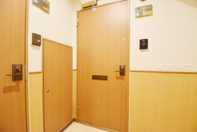 【その他共用部分】 | メゾンドールニュー明石 | 皆様をお迎えする、お部屋の玄関ドア。開けやすさや開放角度、ドアノブの操作しやすさや鍵の形状などを、現地で一度ご確認ください。～即日のご見学可能～　お問合せはお気軽にどうぞ。
