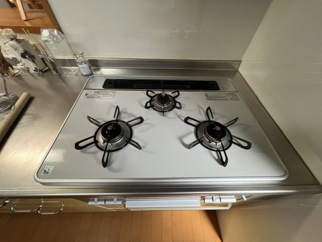 昭島市大神町4丁目　中古戸建のキッチン|三口ガスコンロ