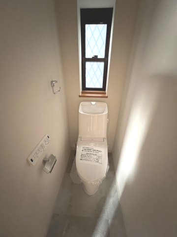 昭島市大神町4丁目　中古戸建のトイレ|トイレ設備新規交換済み(1階)☆快適性と清潔性に配慮した温水シャワートイレを設置。毎日の暮らしをより快適にする設備です。