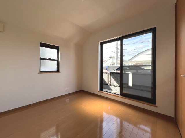 昭島市大神町4丁目　中古戸建の洋室|【洋室1】バルコニーに面した明るい室内♪
